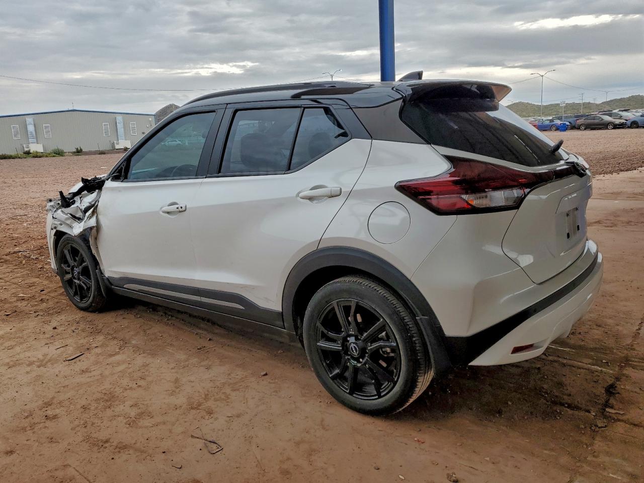 2023 NISSAN KICKS SR photo 2