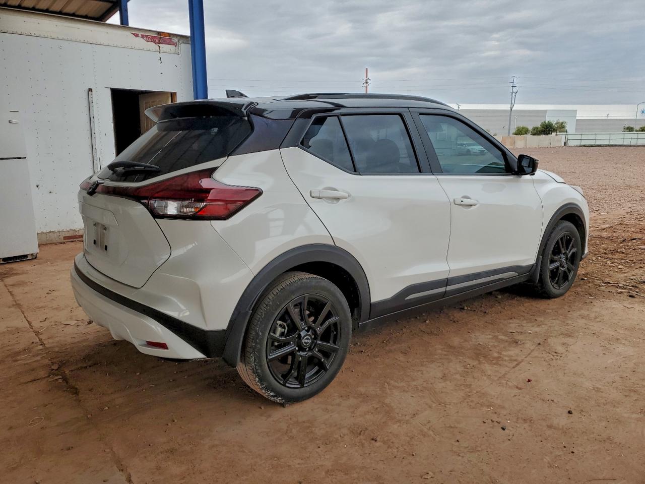 2023 NISSAN KICKS SR photo 3