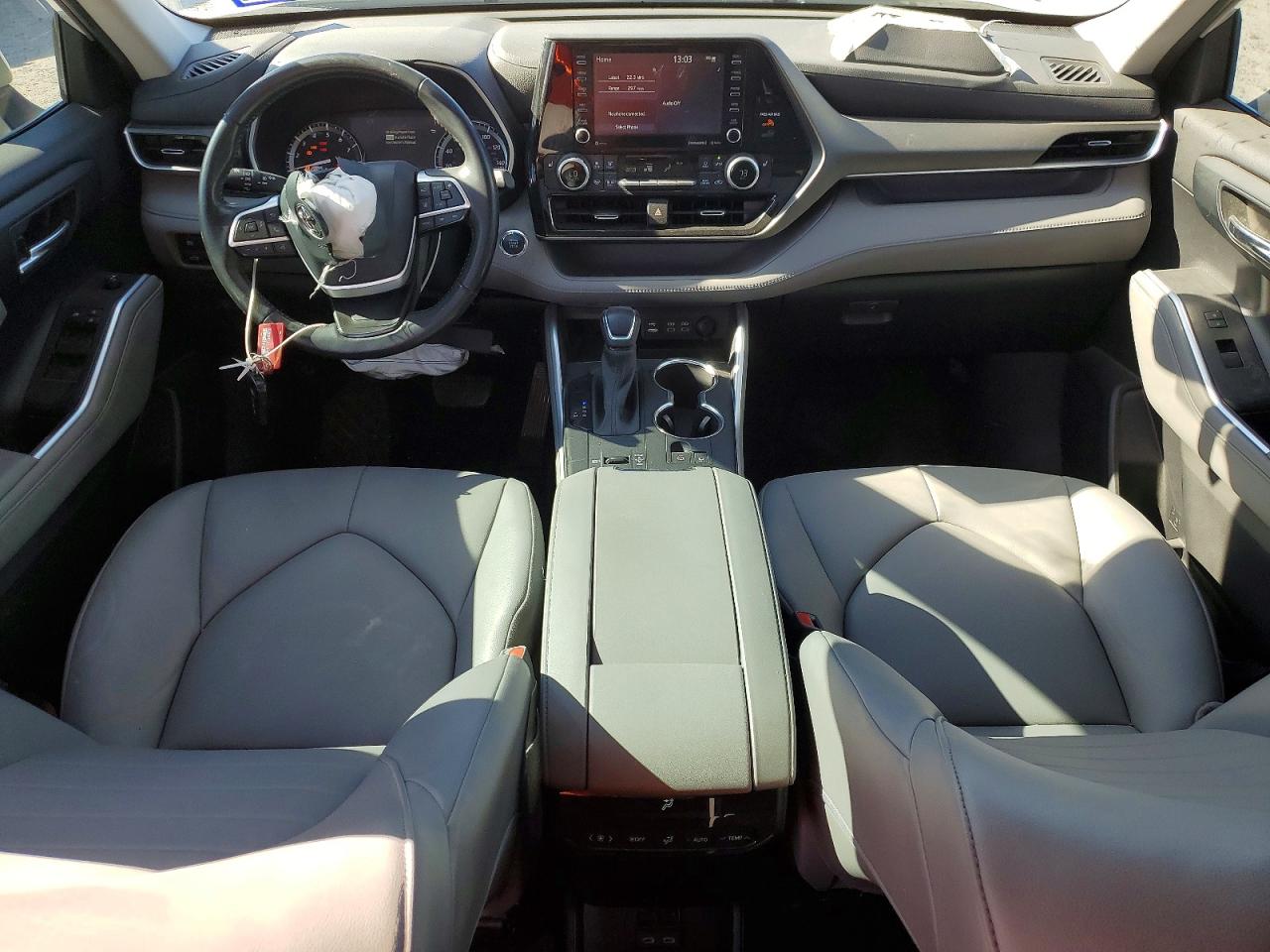 2022 TOYOTA HIGHLANDER XLE photo 8