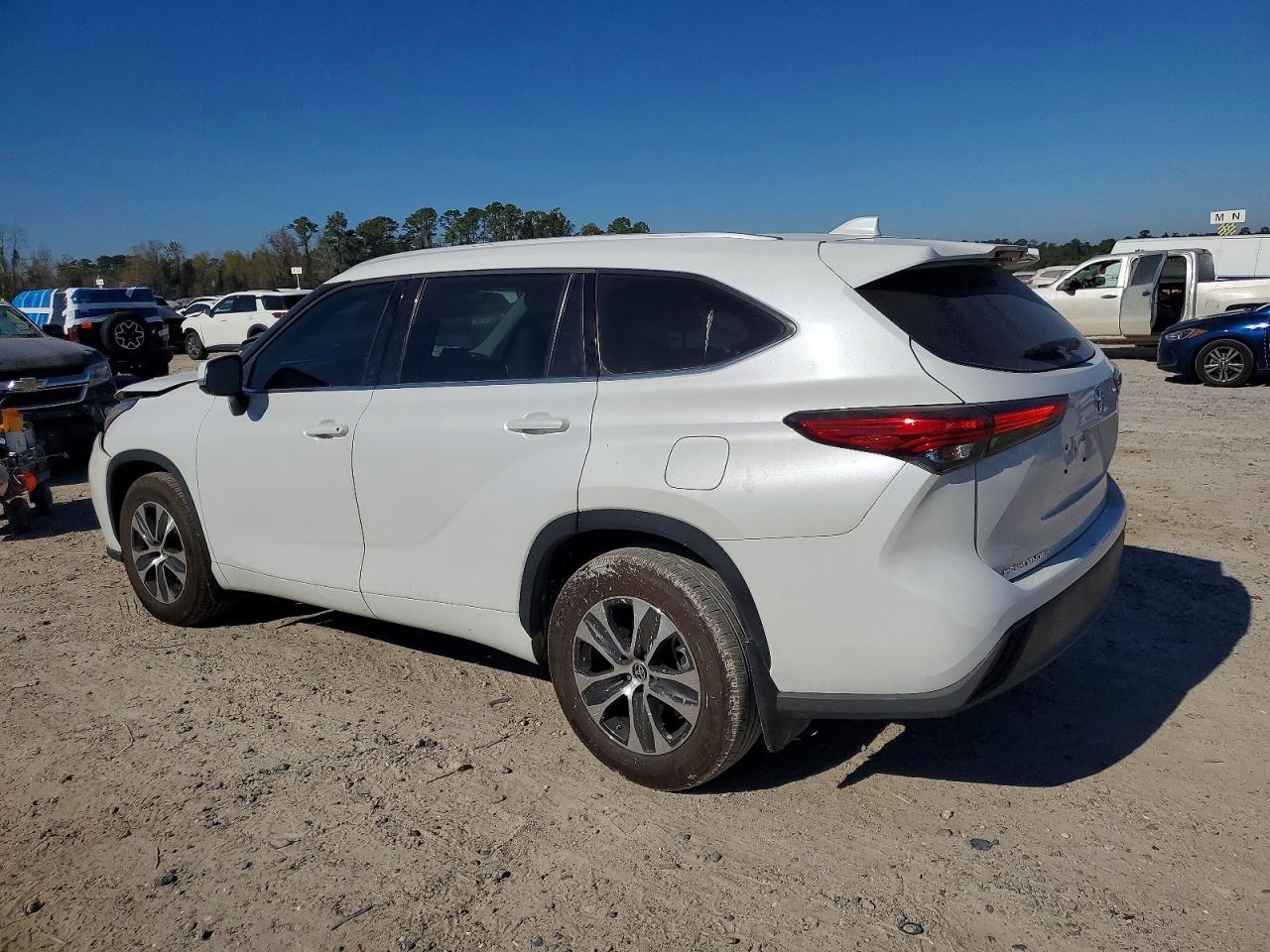 2022 TOYOTA HIGHLANDER XLE photo 2