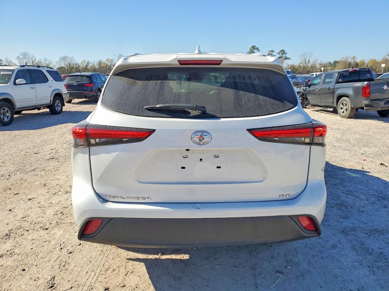 2022 TOYOTA HIGHLANDER XLE photo 6