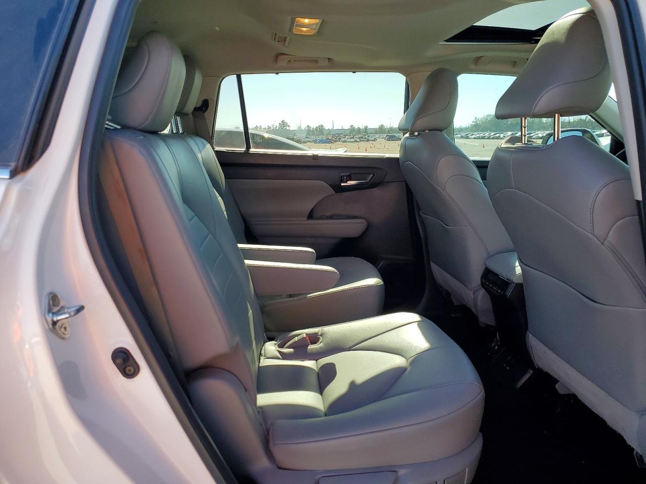 2022 TOYOTA HIGHLANDER XLE photo 11