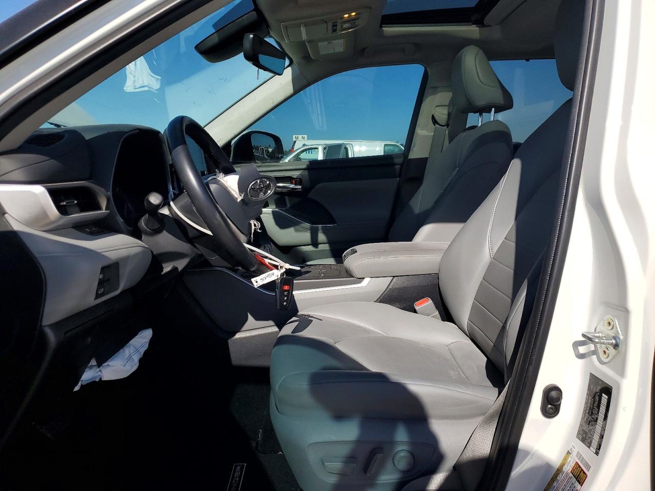 2022 TOYOTA HIGHLANDER XLE photo 7
