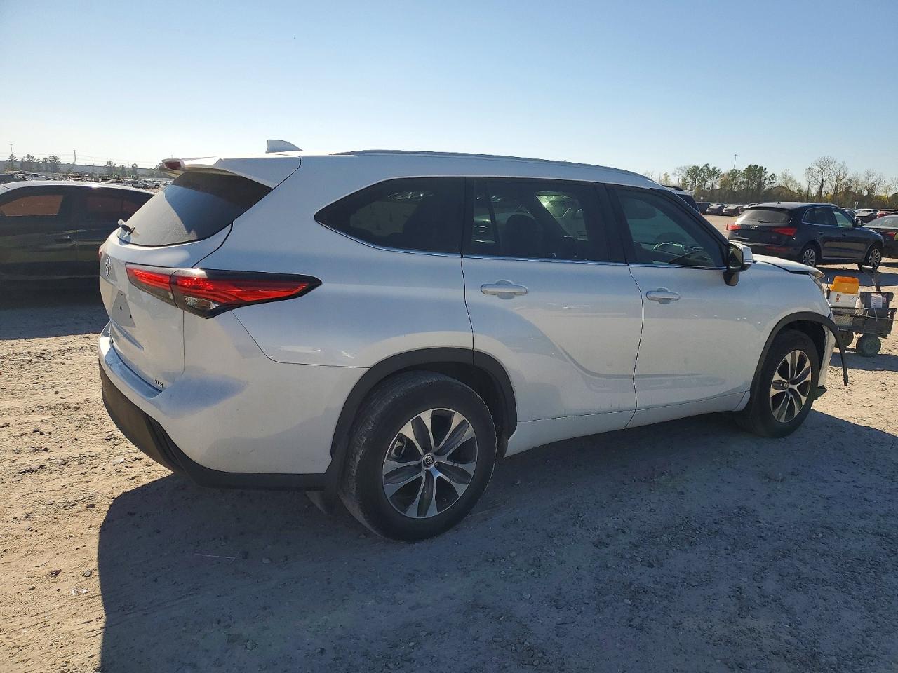2022 TOYOTA HIGHLANDER XLE photo 3