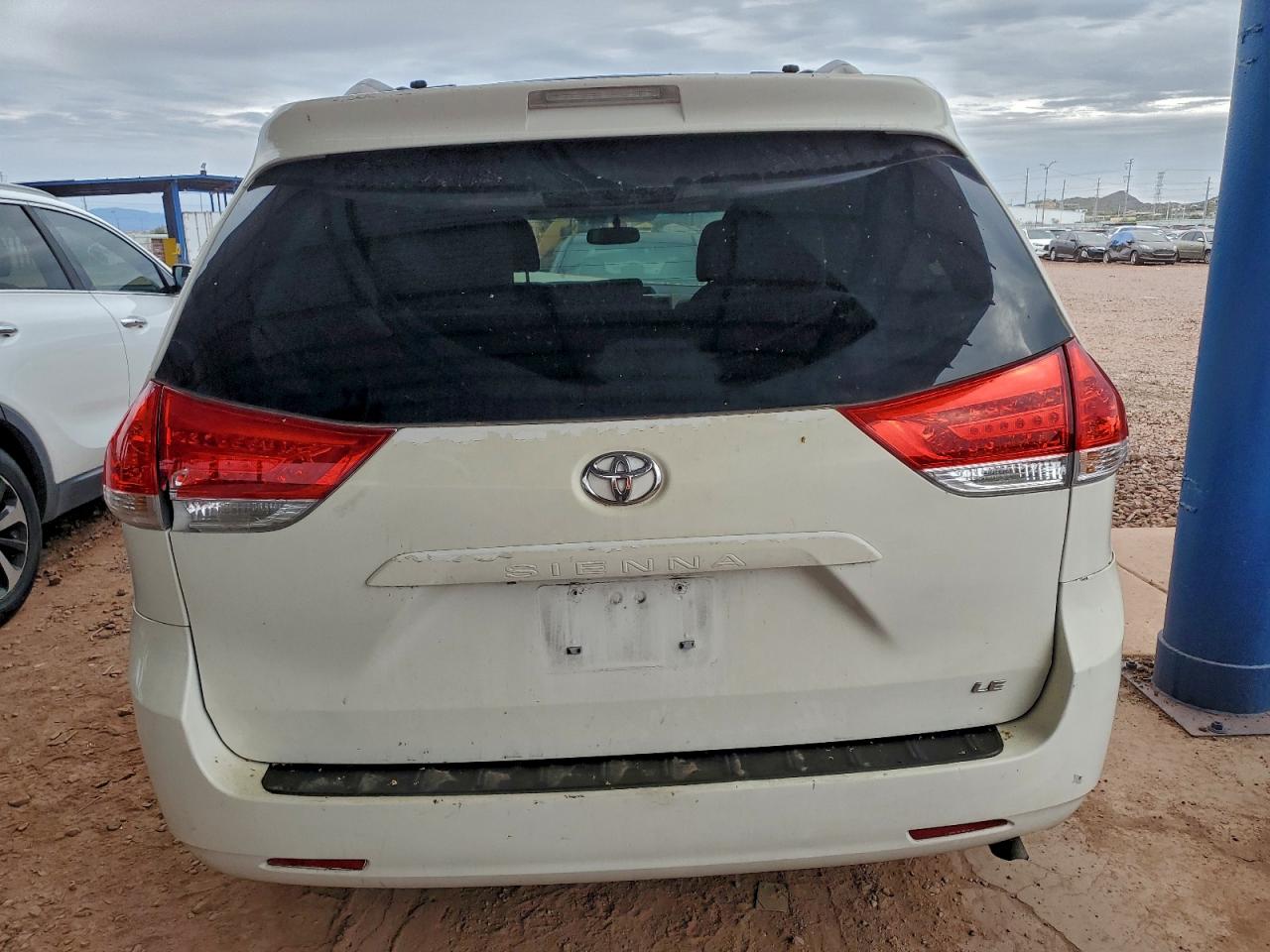 2014 TOYOTA SIENNA LE photo 11