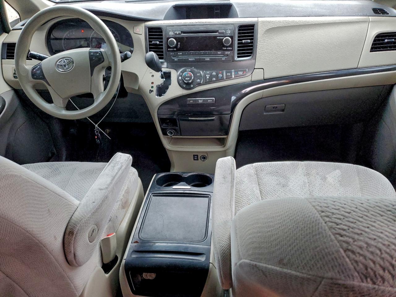 2014 TOYOTA SIENNA LE photo 15