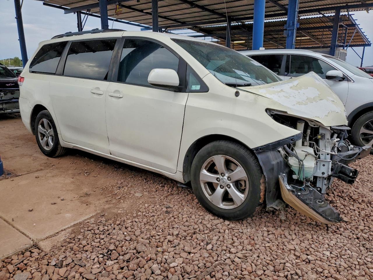 2014 TOYOTA SIENNA LE photo 7