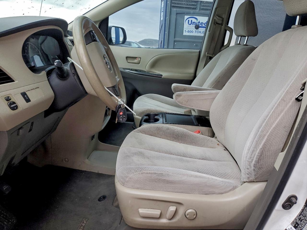 2014 TOYOTA SIENNA LE photo 13