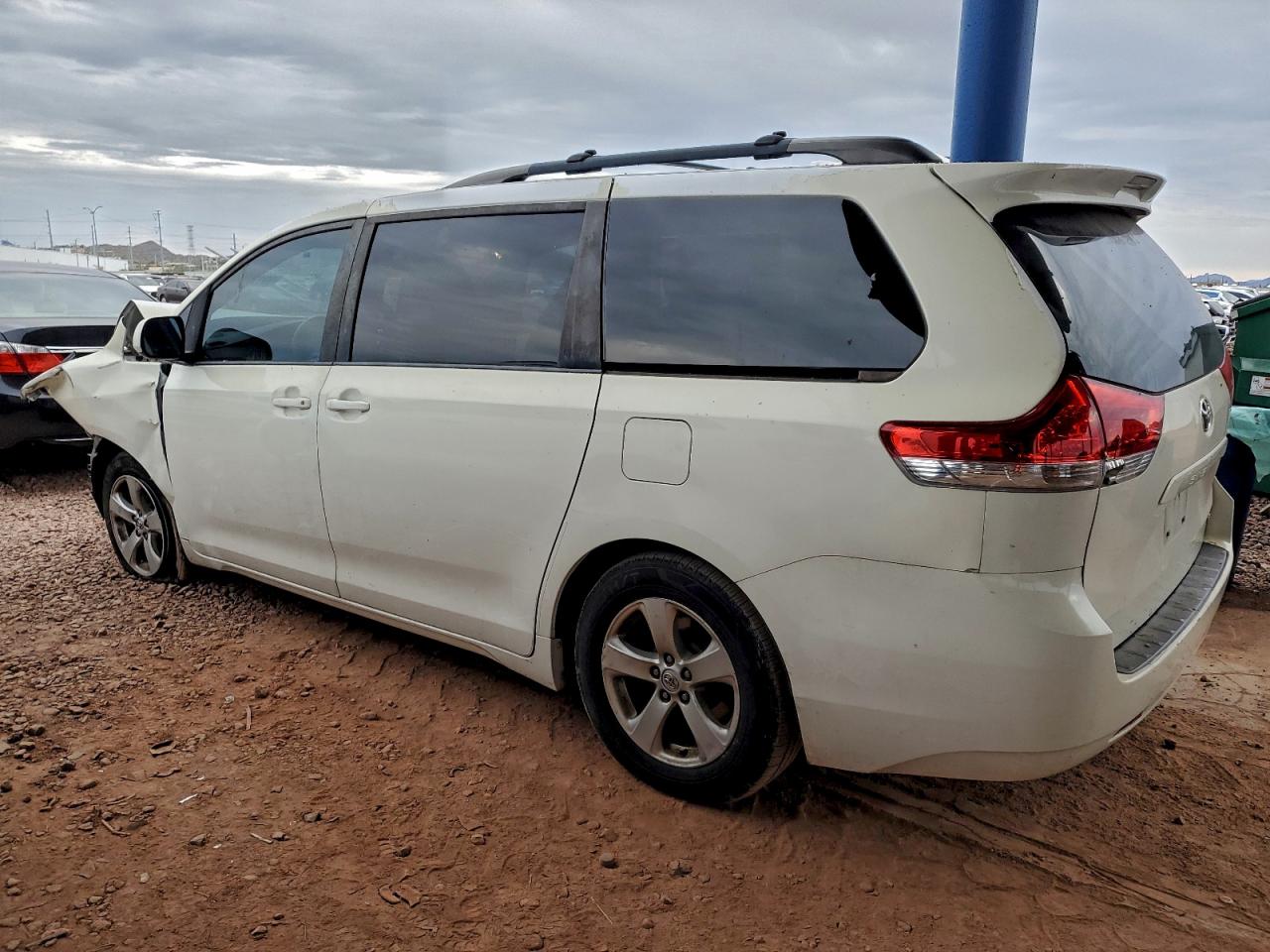 2014 TOYOTA SIENNA LE photo 3