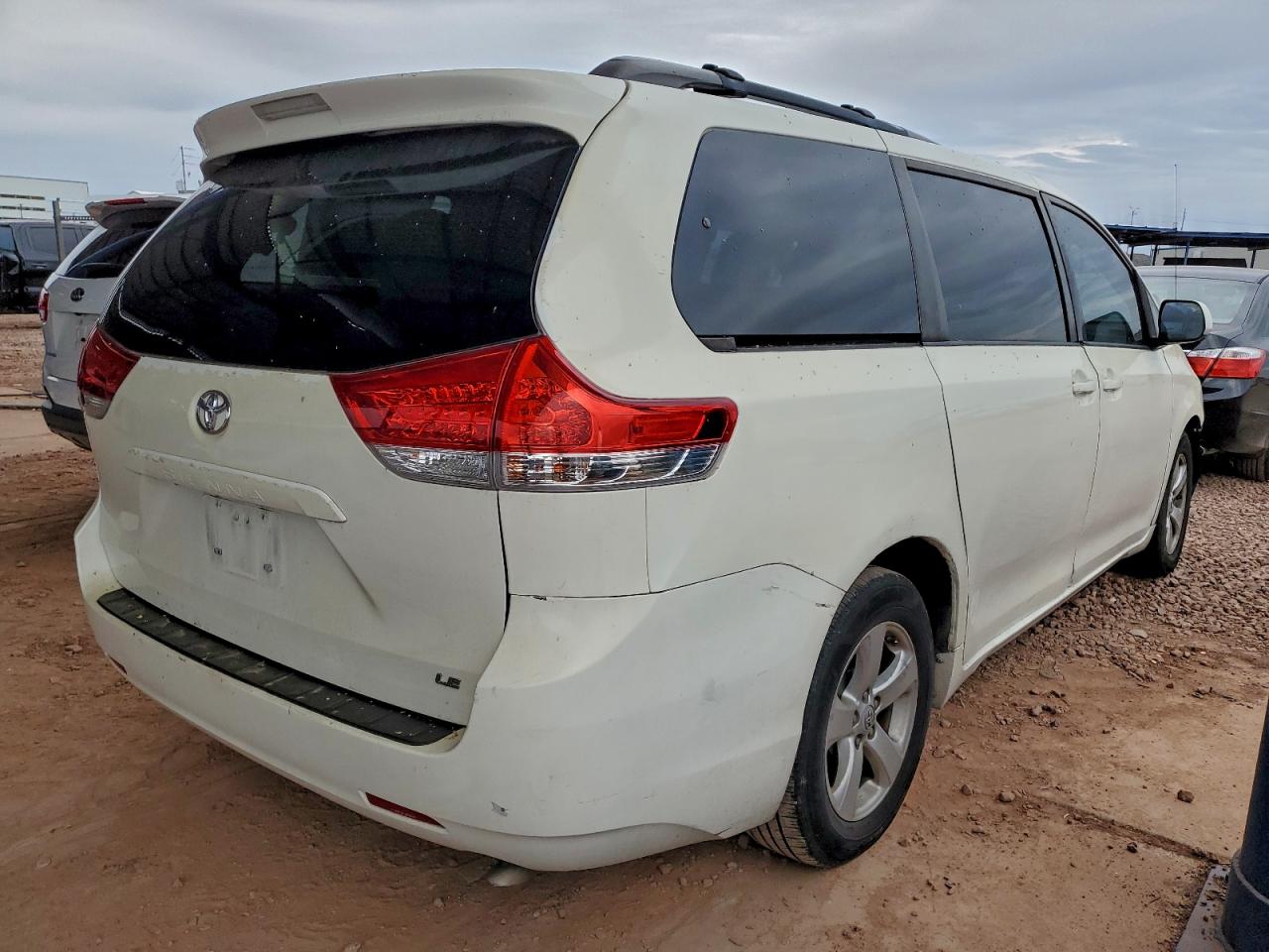2014 TOYOTA SIENNA LE photo 5