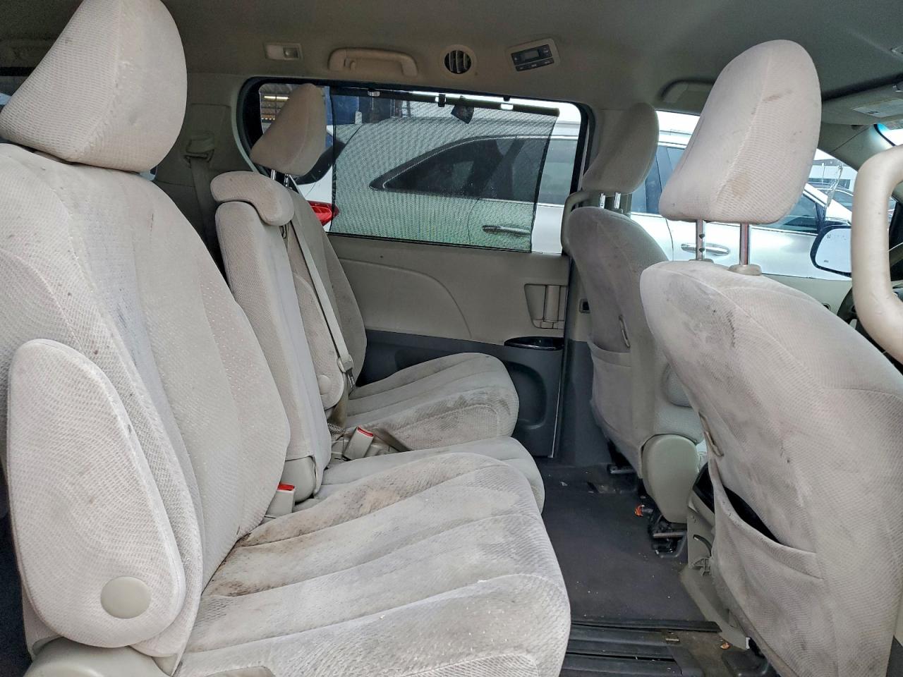 2014 TOYOTA SIENNA LE photo 21