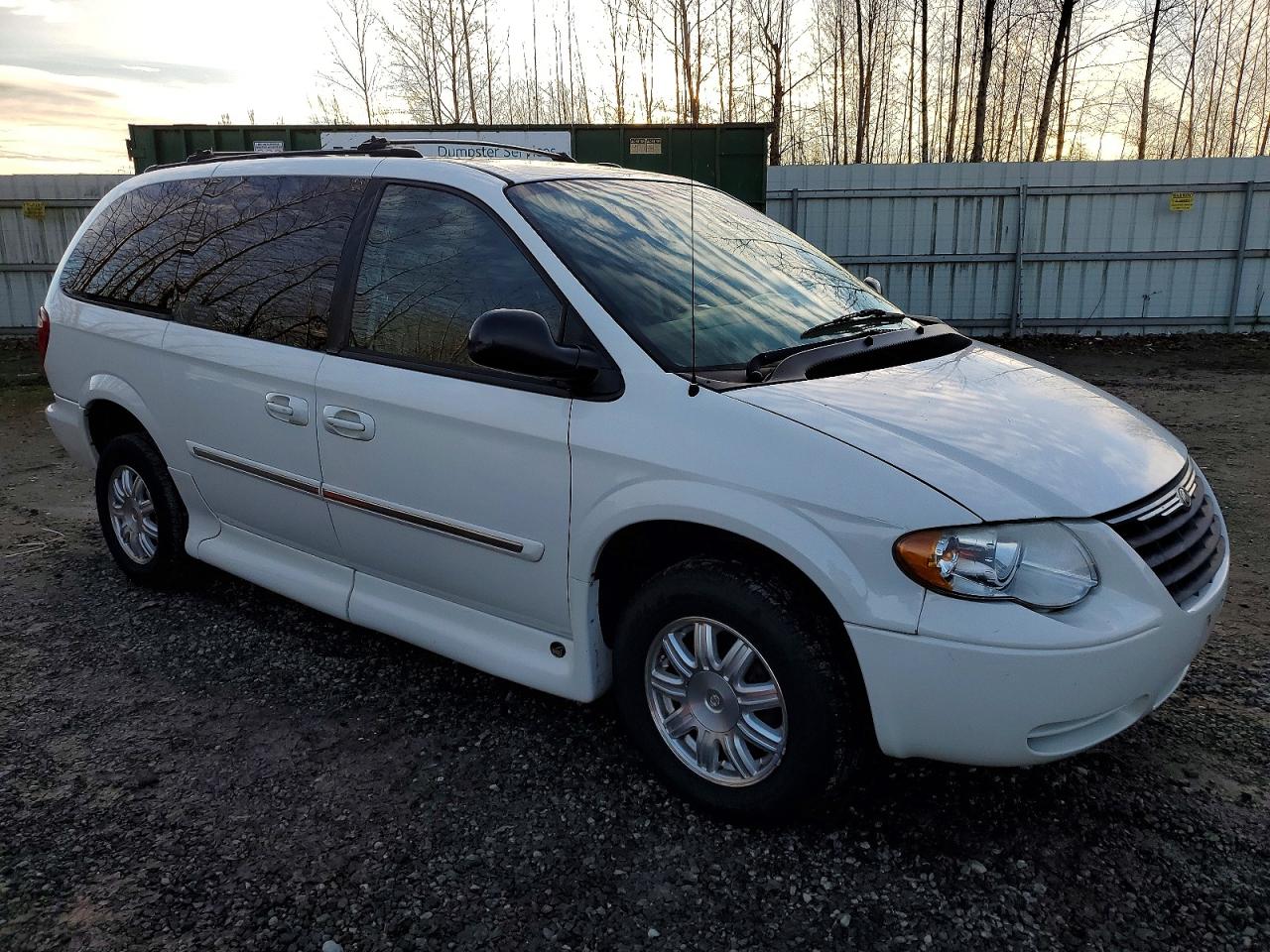 2005 CHRYSLER TOWN & COUNTRY TOURING photo 4