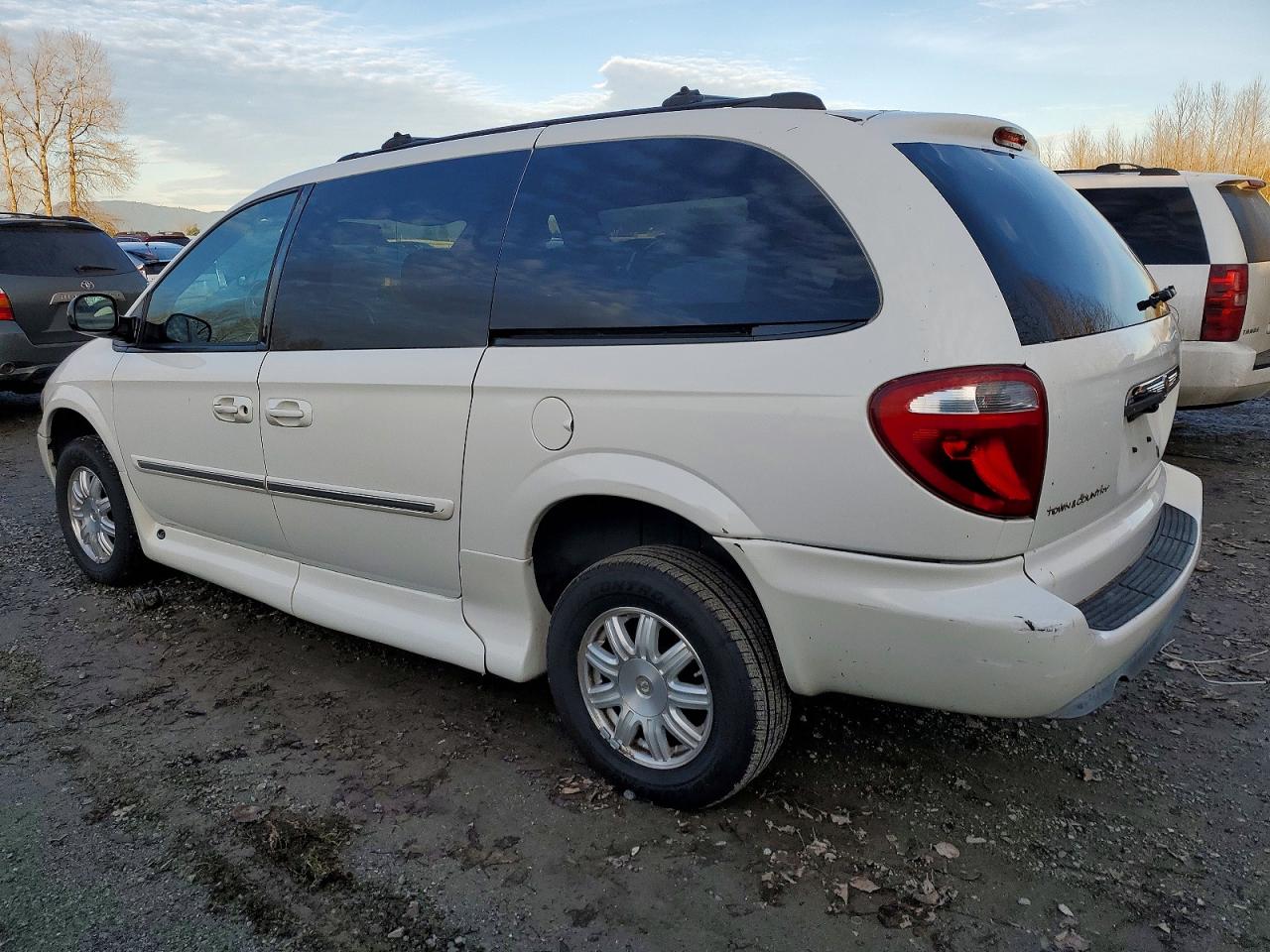 2005 CHRYSLER TOWN & COUNTRY TOURING photo 2