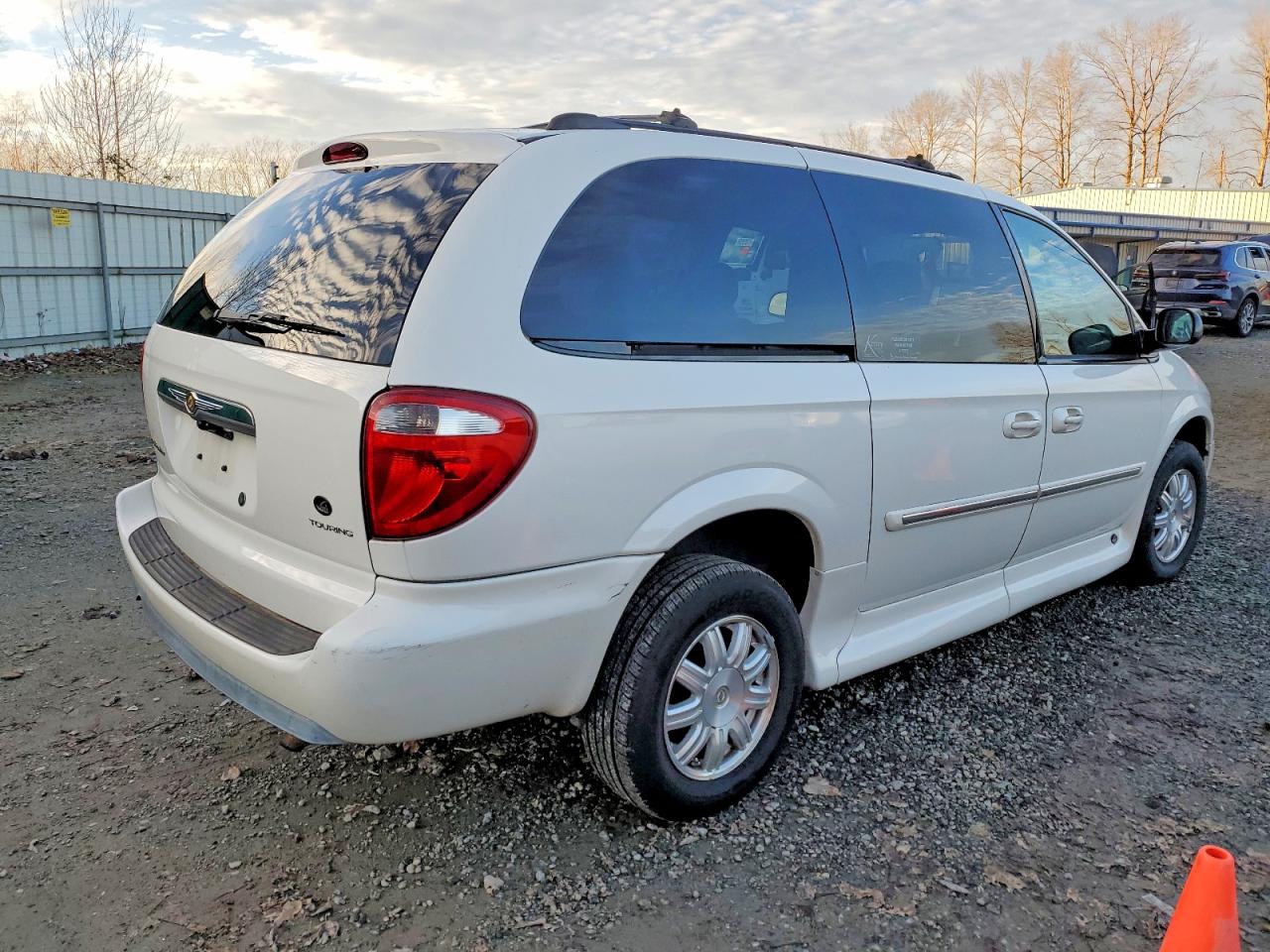 2005 CHRYSLER TOWN & COUNTRY TOURING photo 3