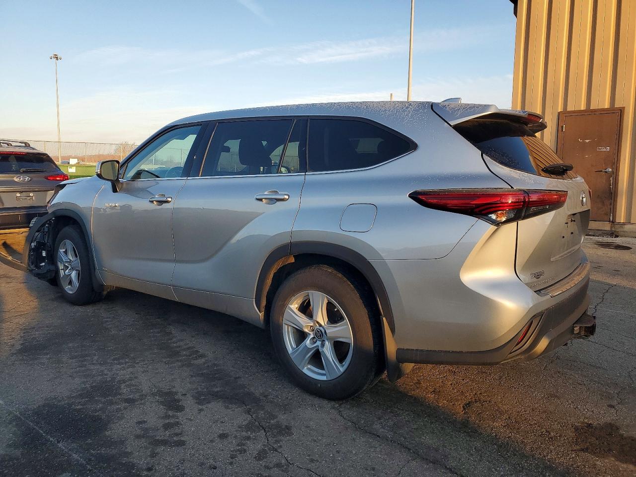 2020 TOYOTA HIGHLANDER HYBRID LE photo 2