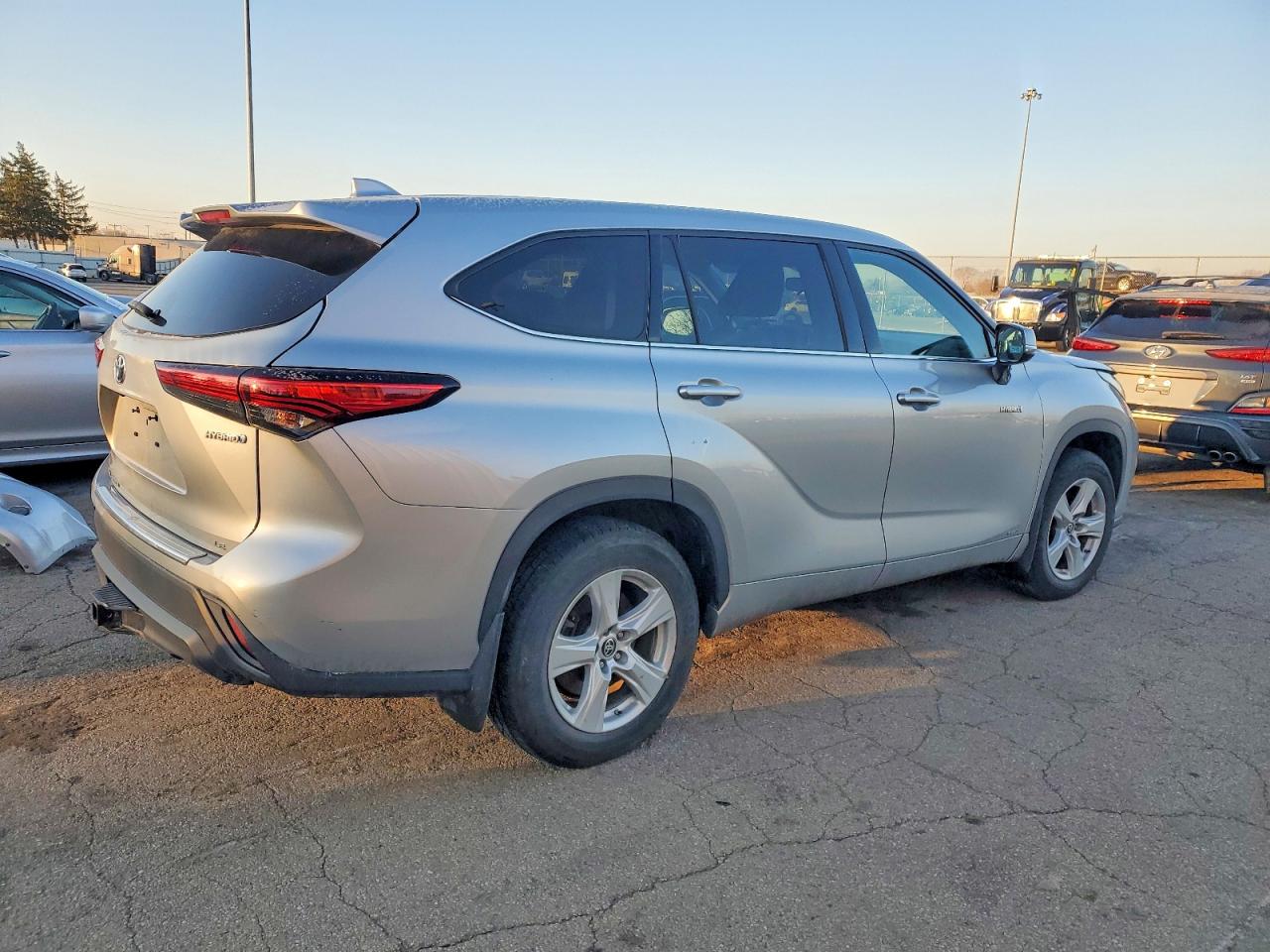 2020 TOYOTA HIGHLANDER HYBRID LE photo 3