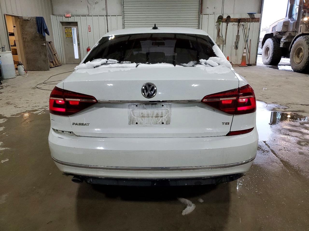 2017 VOLKSWAGEN PASSAT R-LINE photo 6