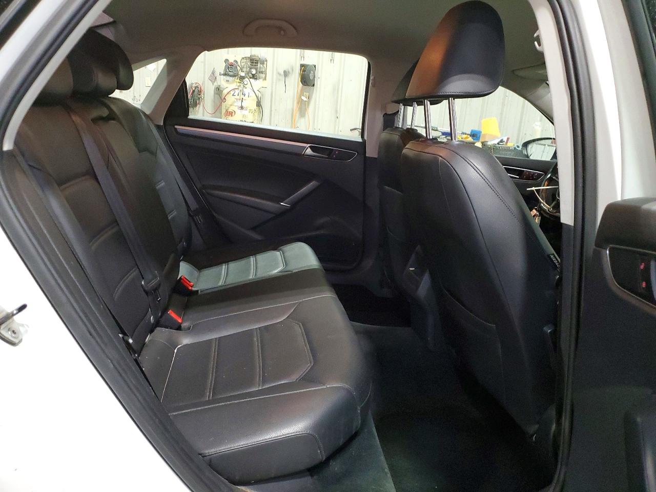2017 VOLKSWAGEN PASSAT R-LINE photo 10