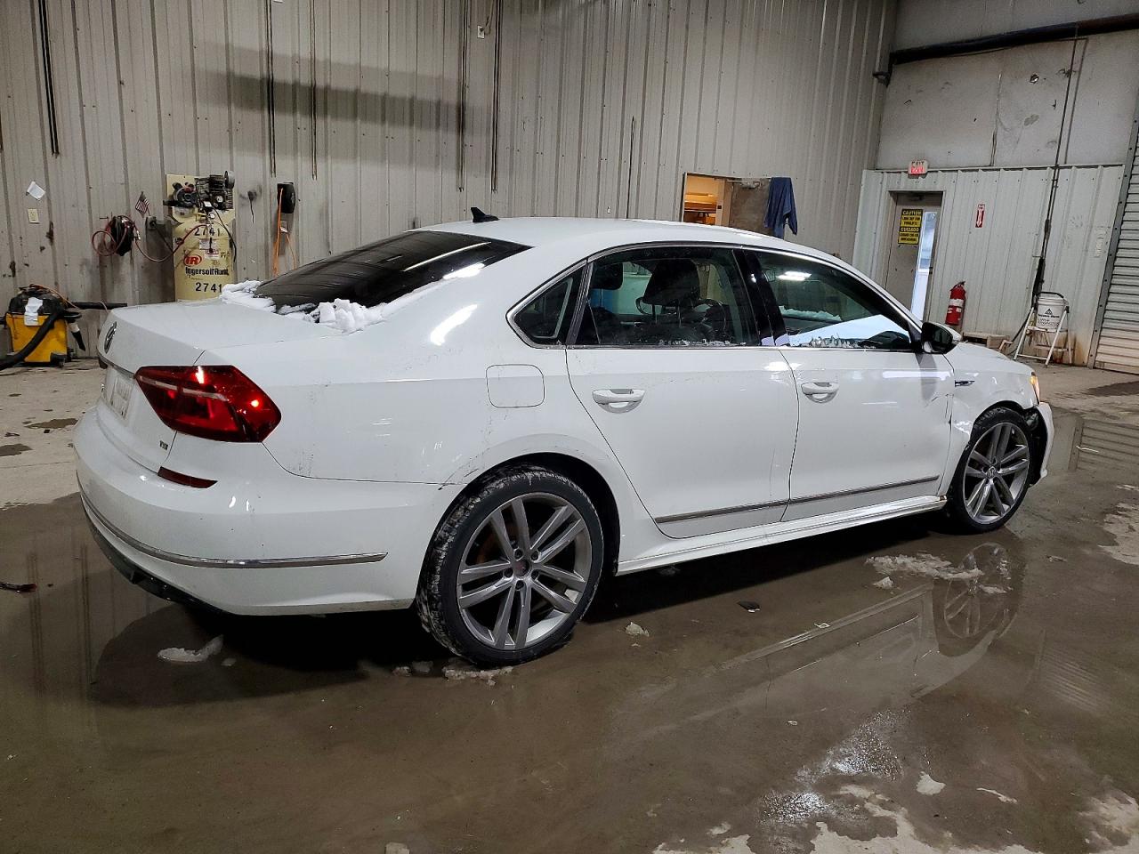 2017 VOLKSWAGEN PASSAT R-LINE photo 3