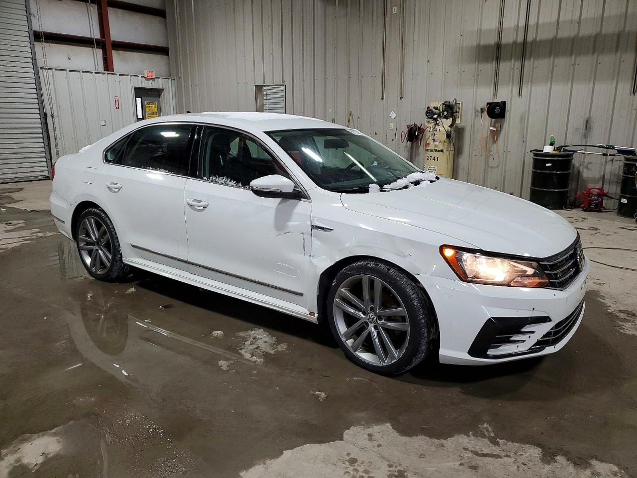 2017 VOLKSWAGEN PASSAT R-LINE photo 4