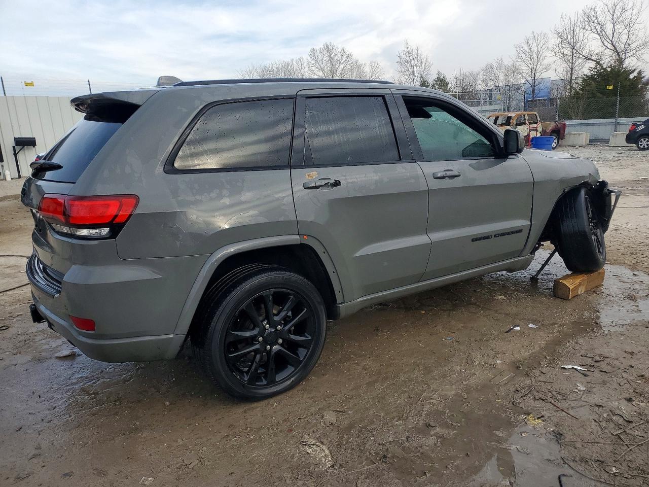 2020 JEEP GRAND CHEROKEE LAREDO photo 3