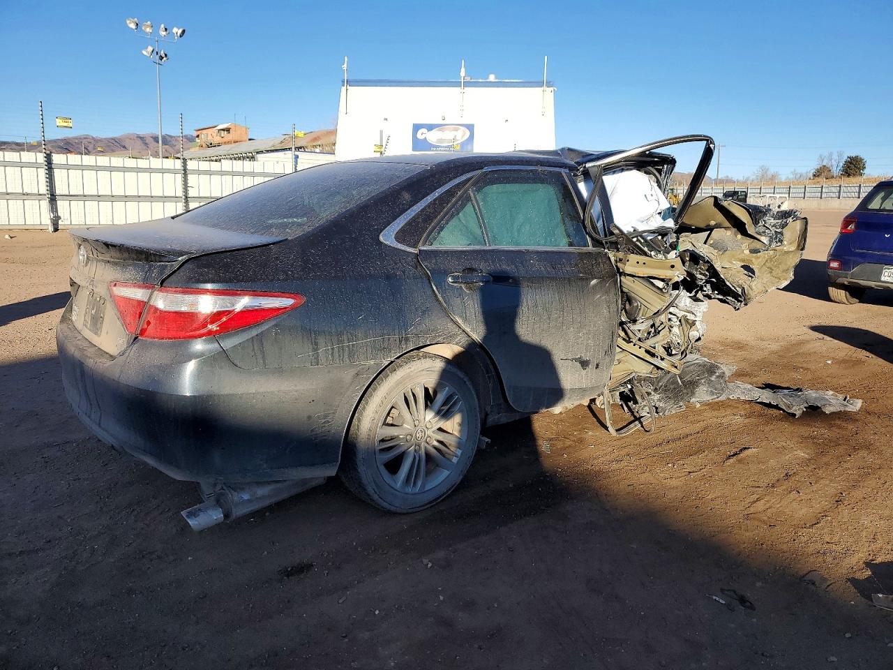 2016 TOYOTA CAMRY LE photo 3