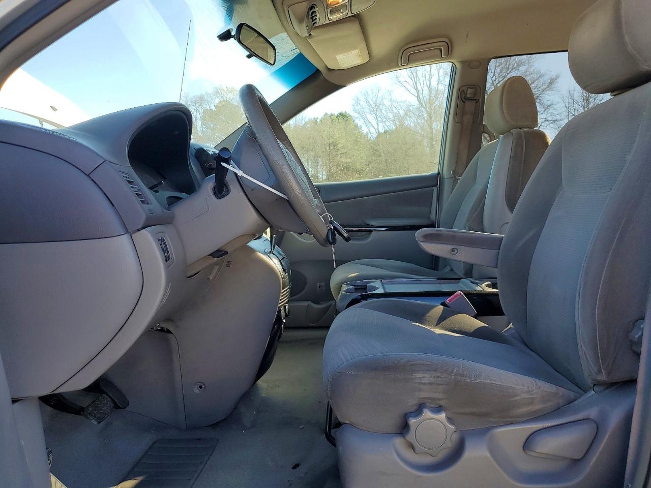 2004 TOYOTA SIENNA CE photo 7