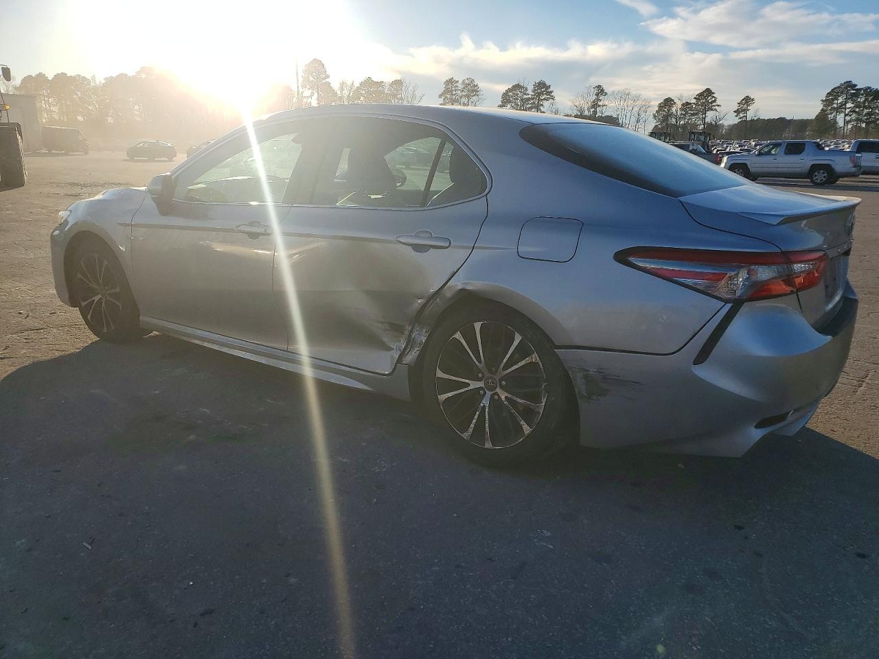 2018 TOYOTA CAMRY SE photo 3