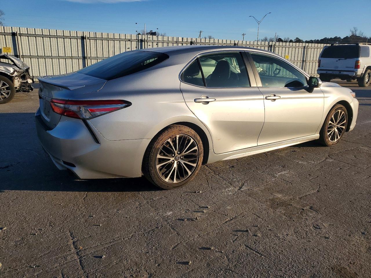 2018 TOYOTA CAMRY SE photo 5