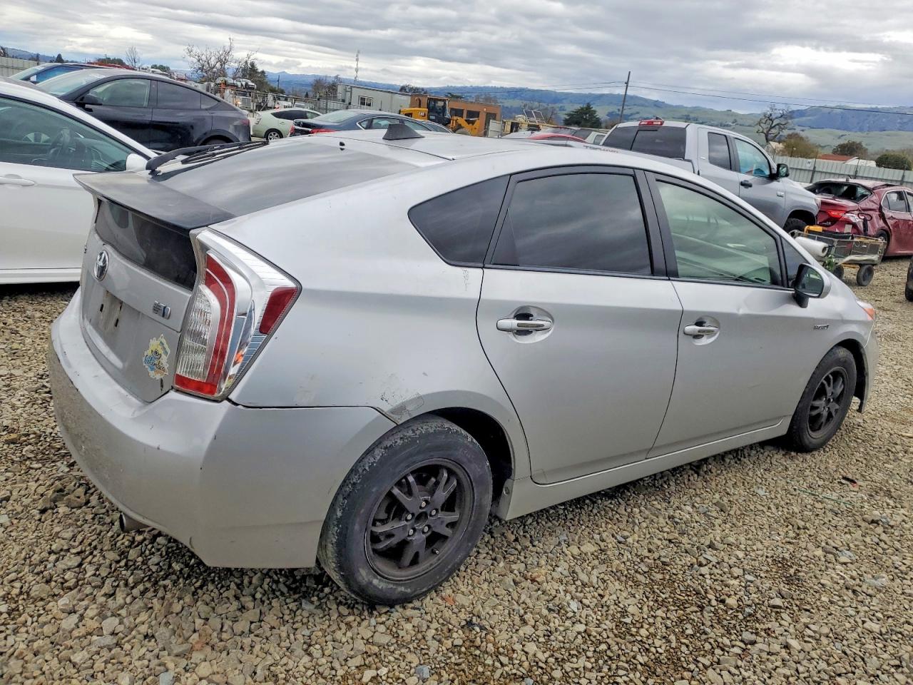 2015 TOYOTA PRIUS photo 3