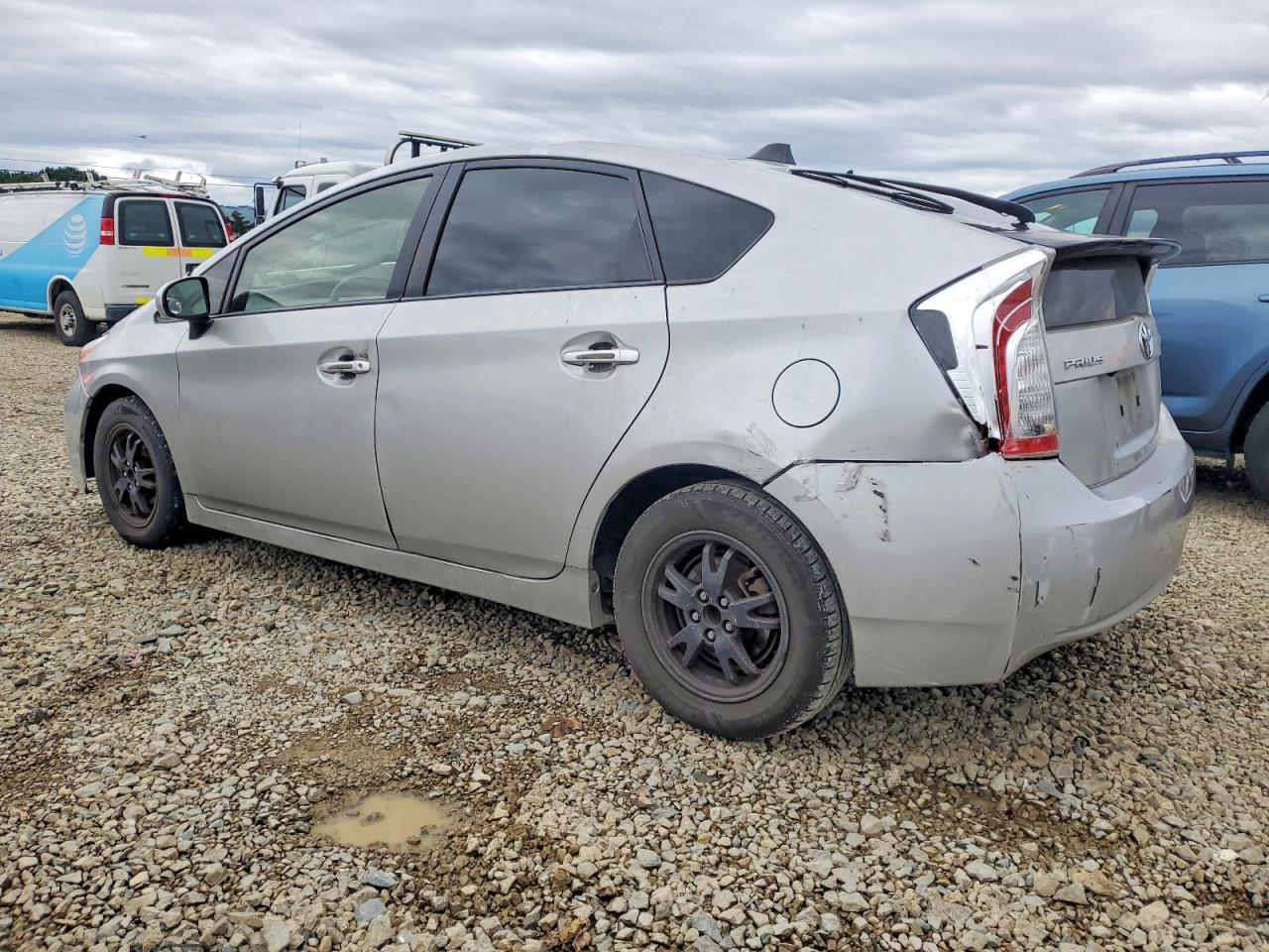 2015 TOYOTA PRIUS photo 2