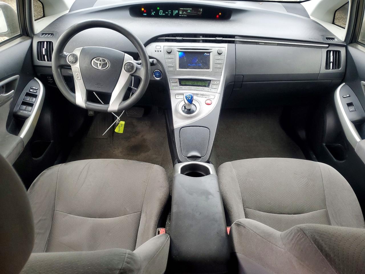 2015 TOYOTA PRIUS photo 8