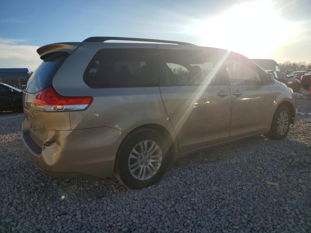 2014 TOYOTA SIENNA XLE photo 3