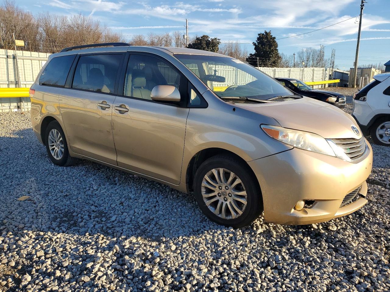 2014 TOYOTA SIENNA XLE photo 4