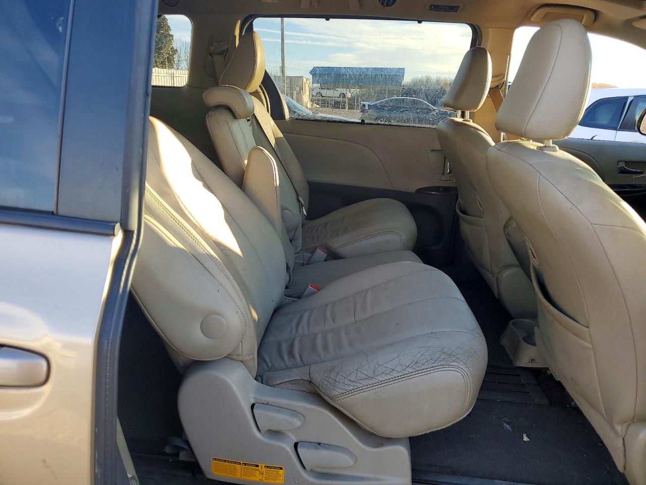 2014 TOYOTA SIENNA XLE photo 11
