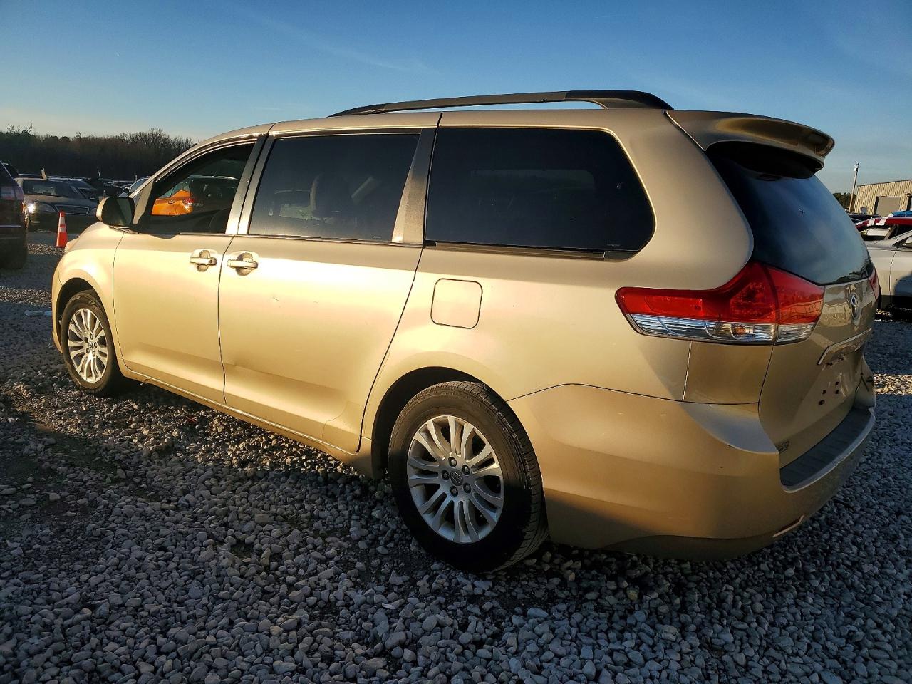 2014 TOYOTA SIENNA XLE photo 2