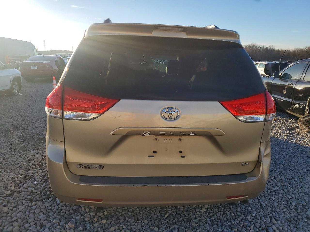 2014 TOYOTA SIENNA XLE photo 6
