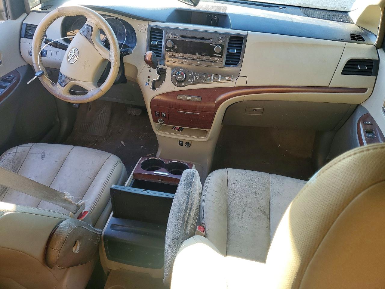 2014 TOYOTA SIENNA XLE photo 8