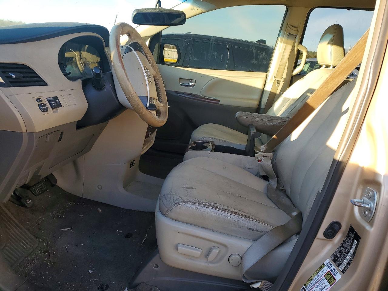 2014 TOYOTA SIENNA XLE photo 7