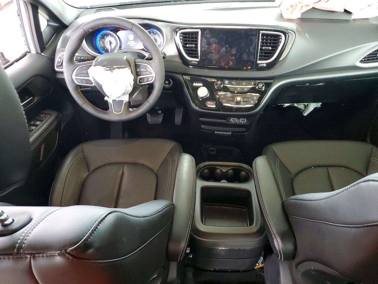 2025 CHRYSLER VOYAGER LX photo 8