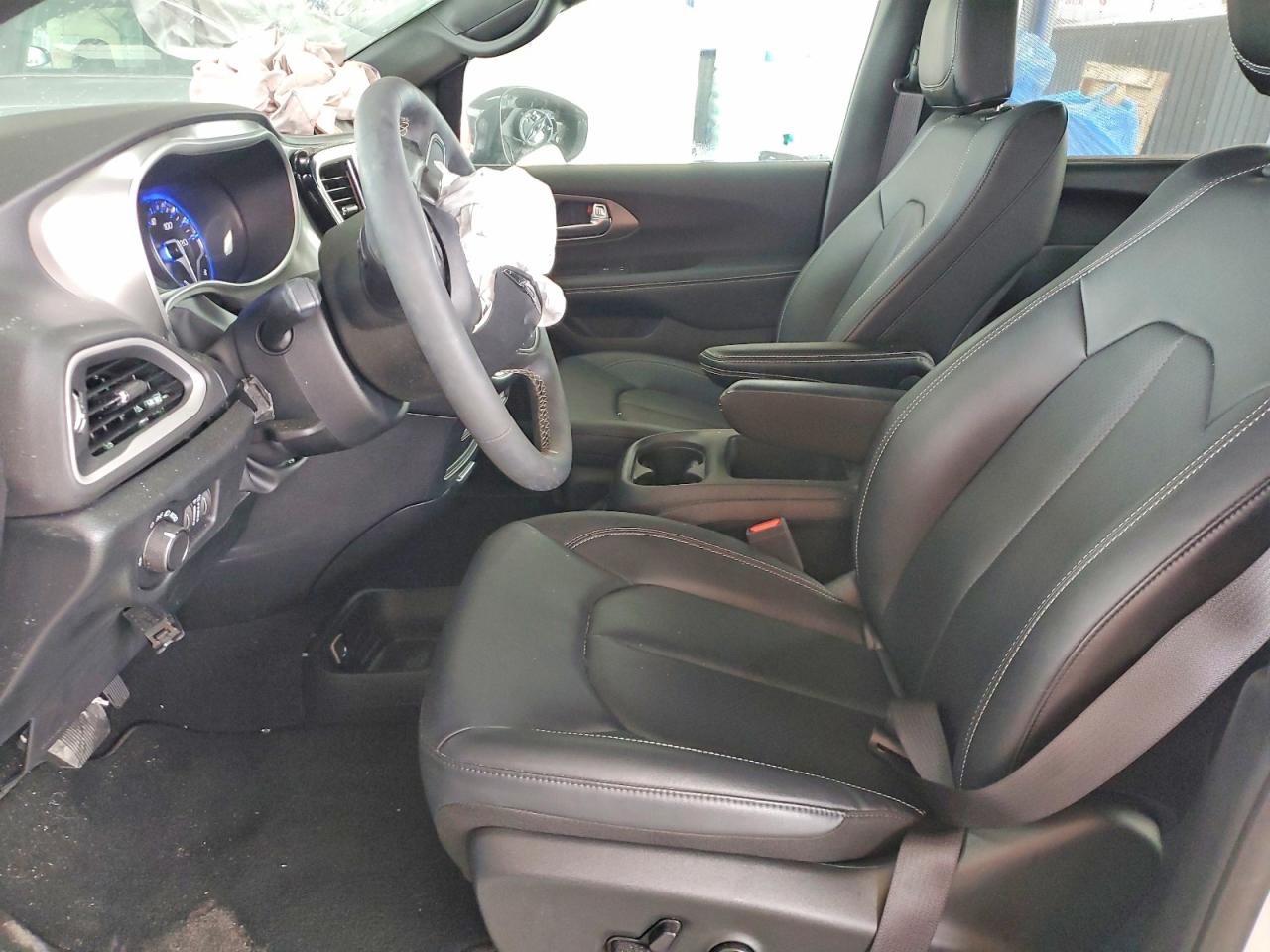 2025 CHRYSLER VOYAGER LX photo 7
