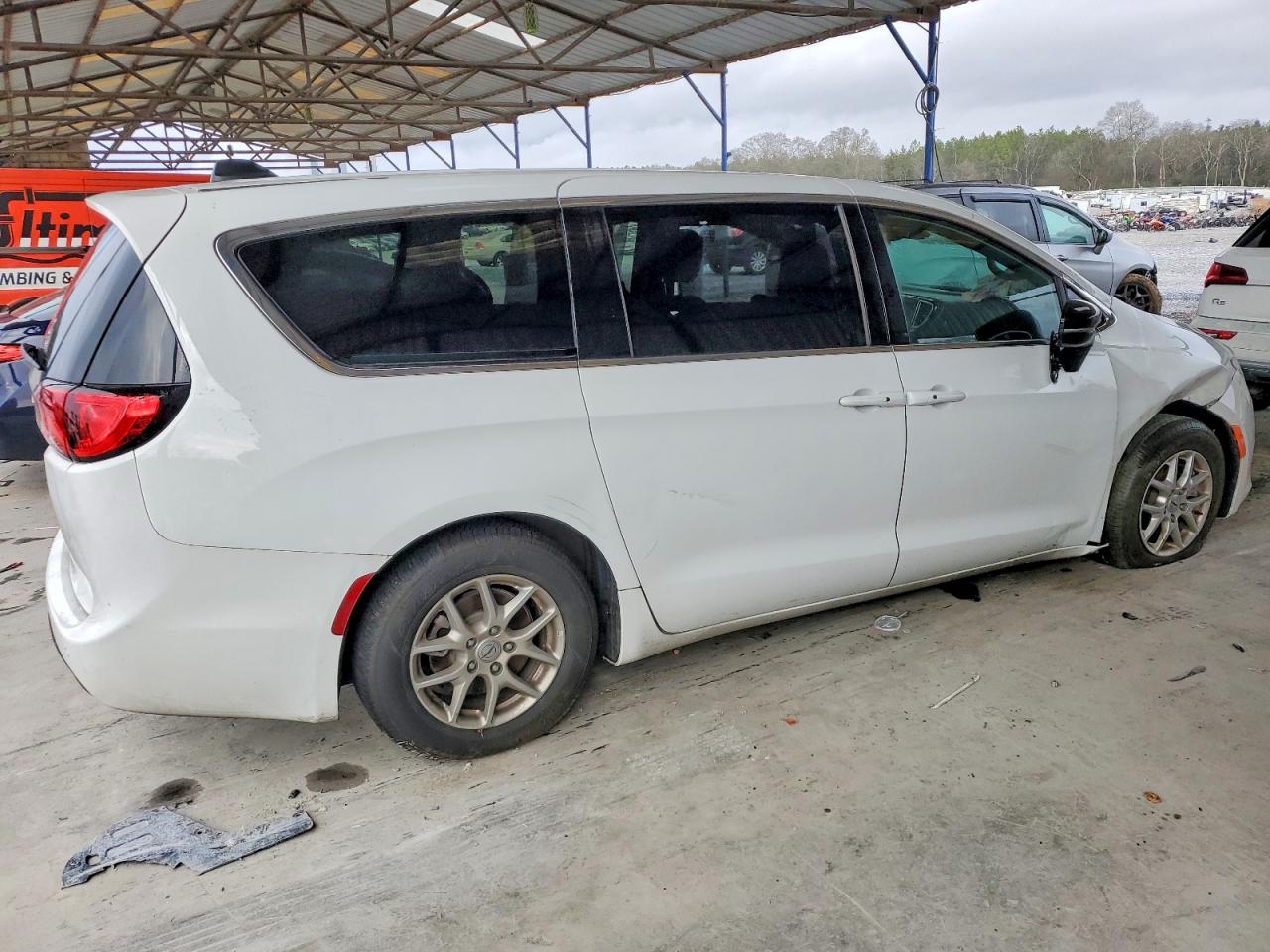 2025 CHRYSLER VOYAGER LX photo 3