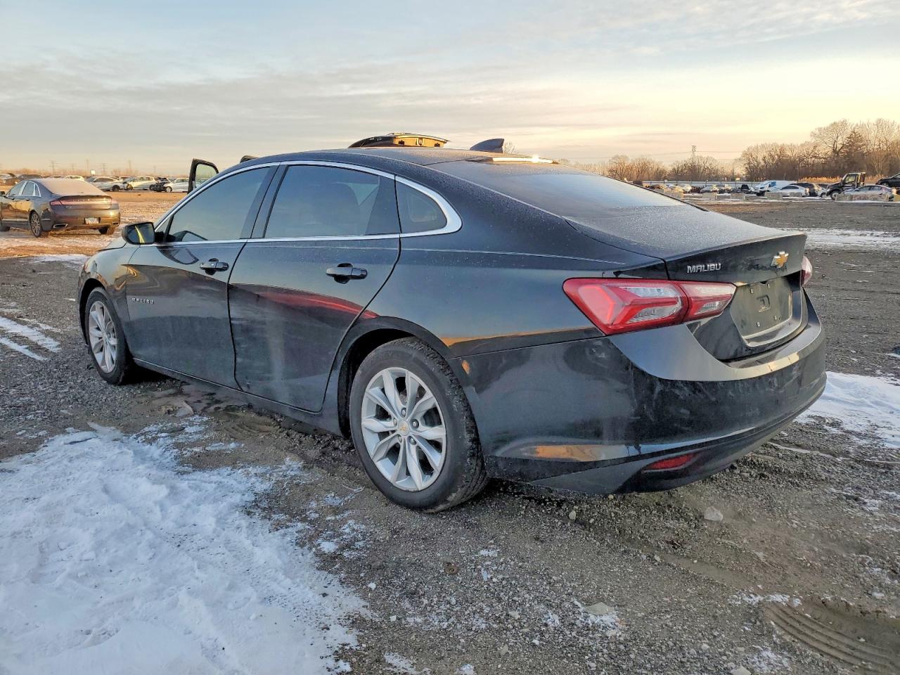 2022 CHEVROLET MALIBU LT photo 2
