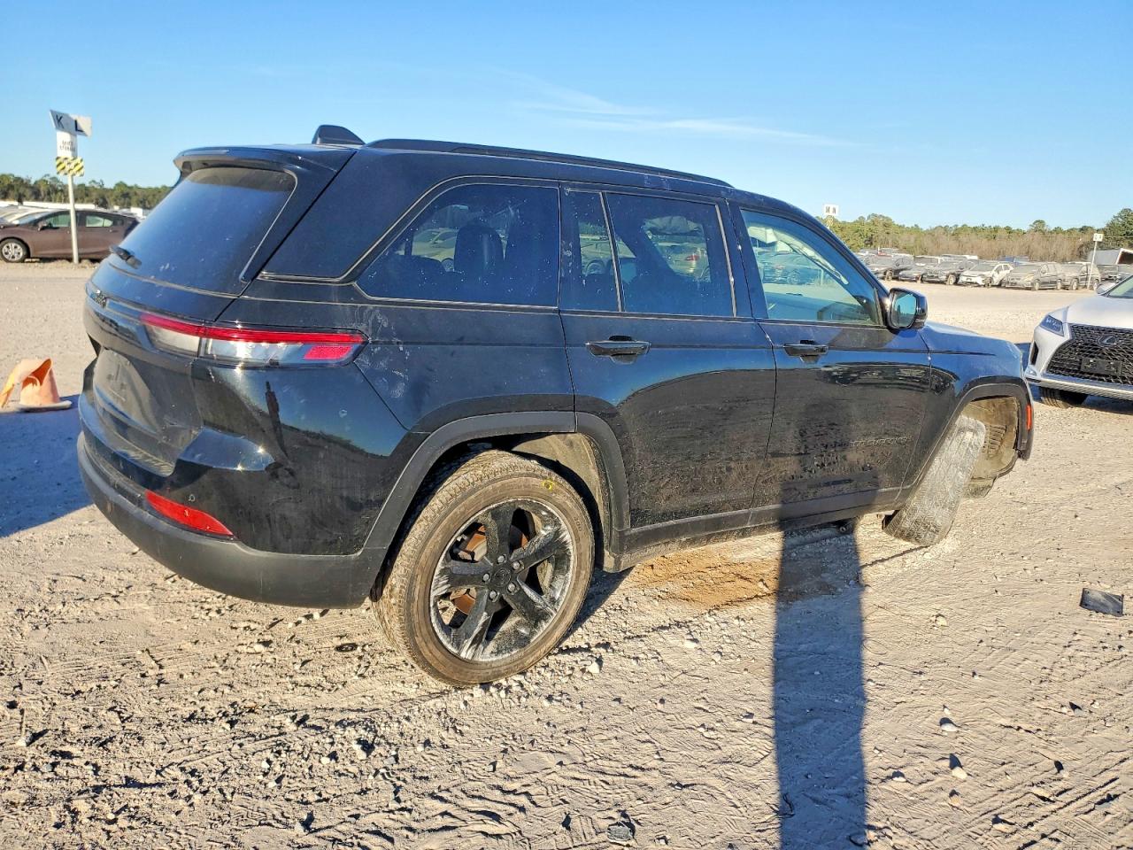 2023 JEEP GRAND CHEROKEE LAREDO photo 3