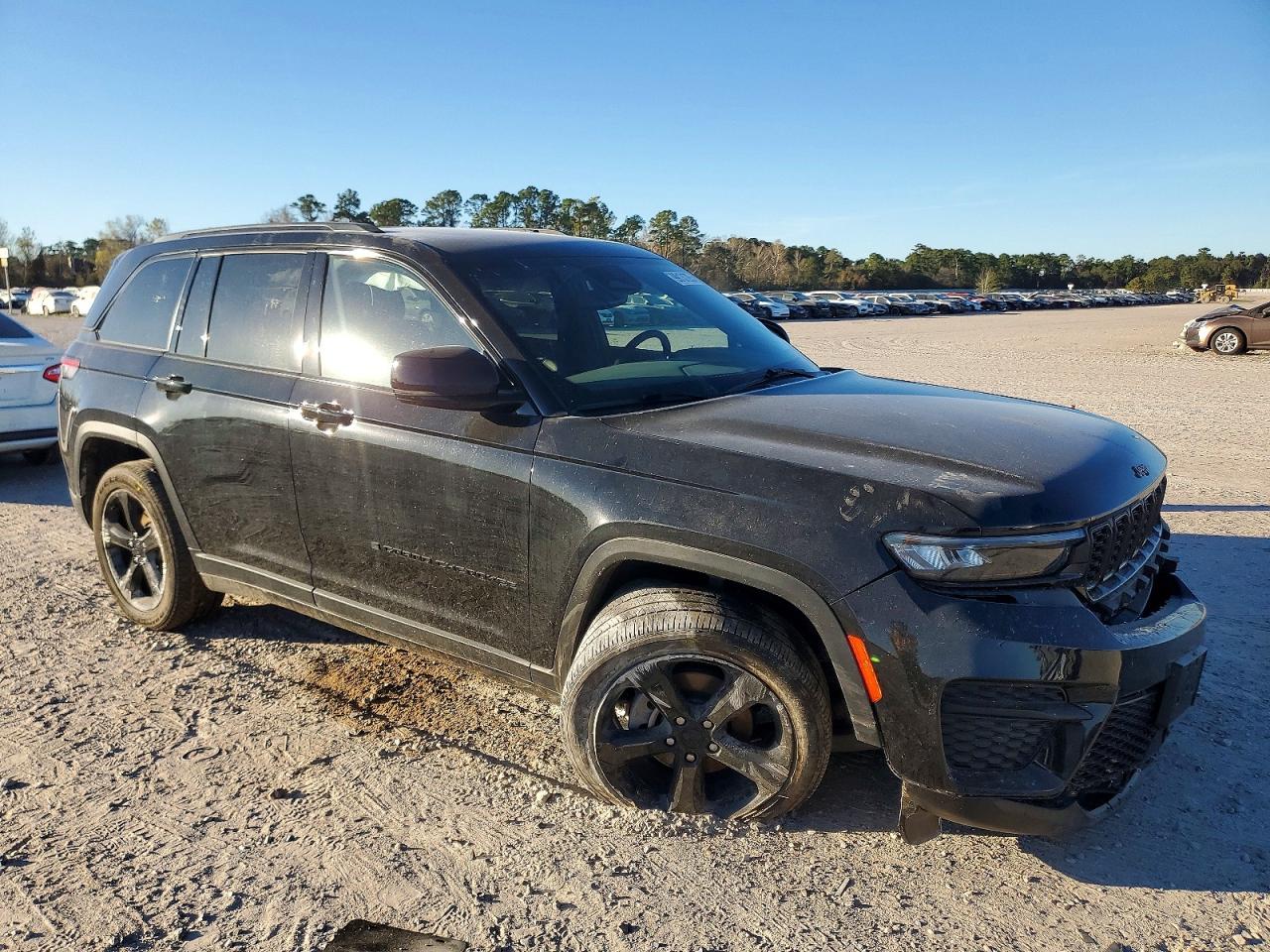 2023 JEEP GRAND CHEROKEE LAREDO photo 4