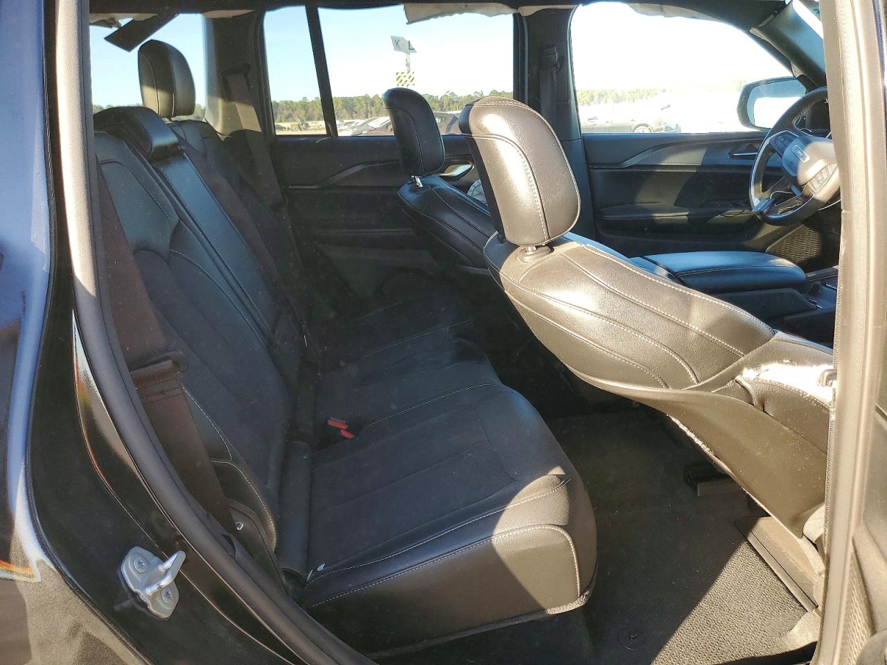 2023 JEEP GRAND CHEROKEE LAREDO photo 11