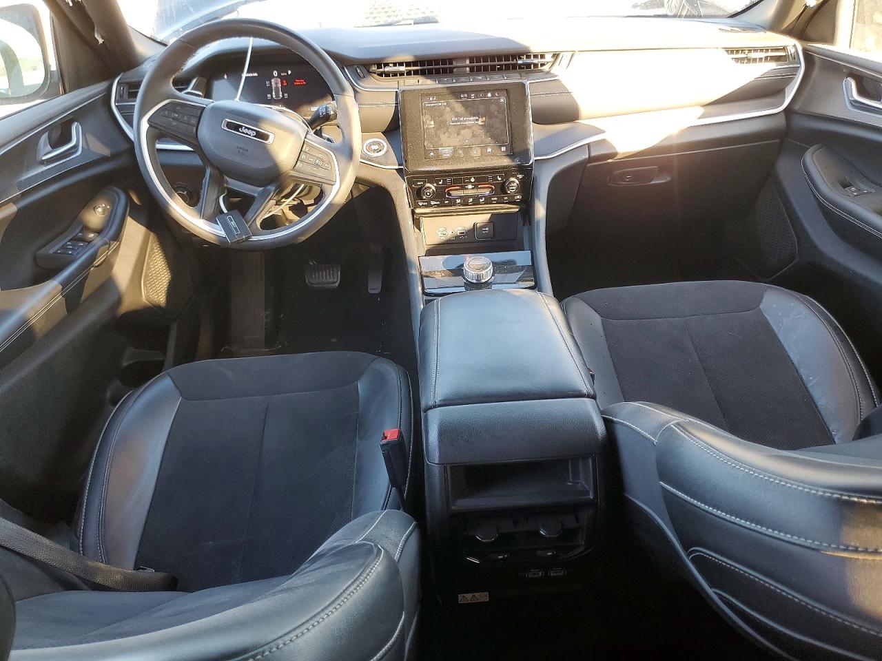 2023 JEEP GRAND CHEROKEE LAREDO photo 8