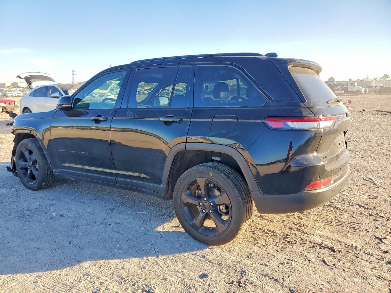 2023 JEEP GRAND CHEROKEE LAREDO photo 2