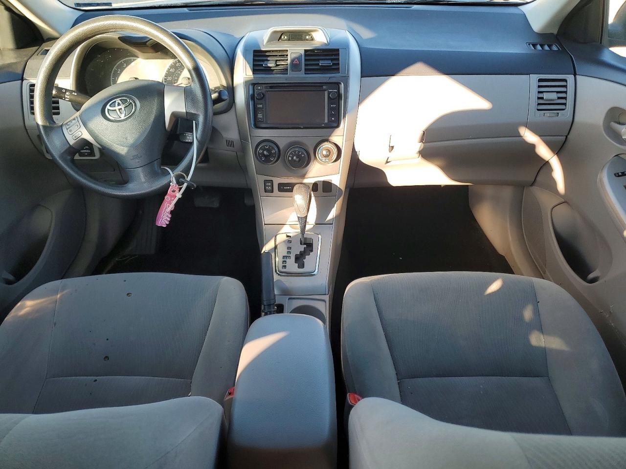 2013 TOYOTA COROLLA LE photo 8