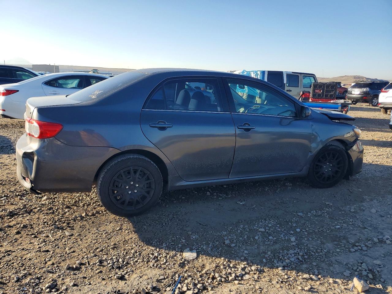 2013 TOYOTA COROLLA LE photo 3